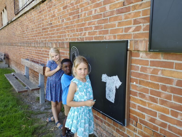 Godsdienst buiten op het pleintje (5)