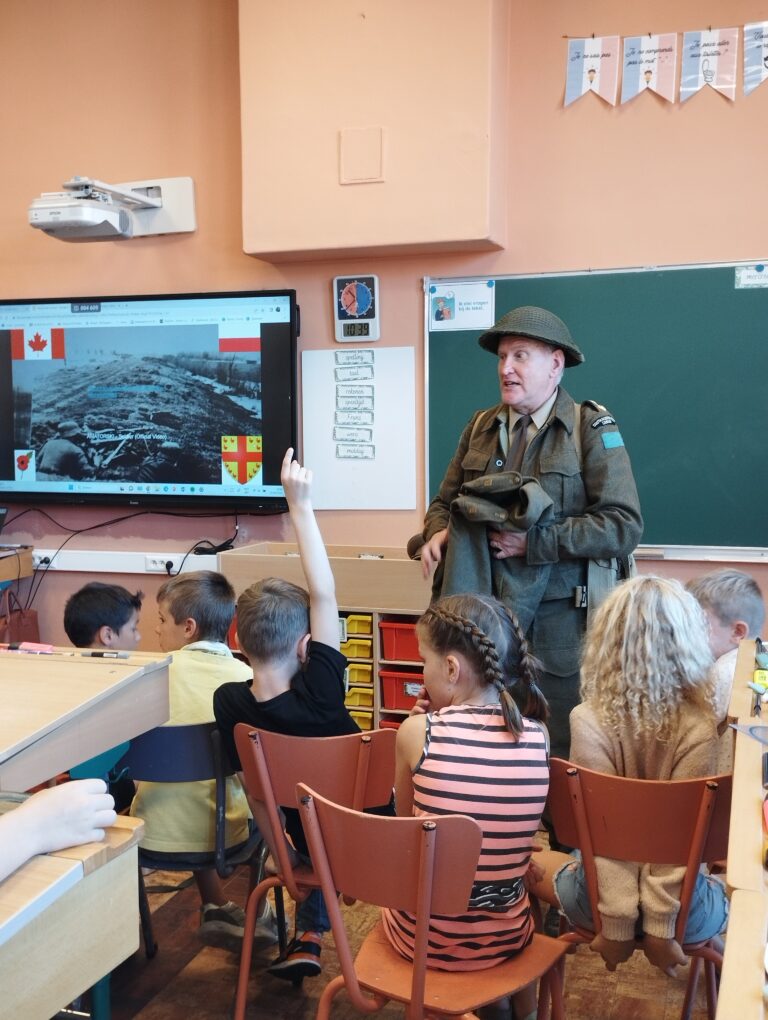 Iemand op bezoek om uitleg te geven over de bevrijding van onze streken door Canadese soldaten (2)