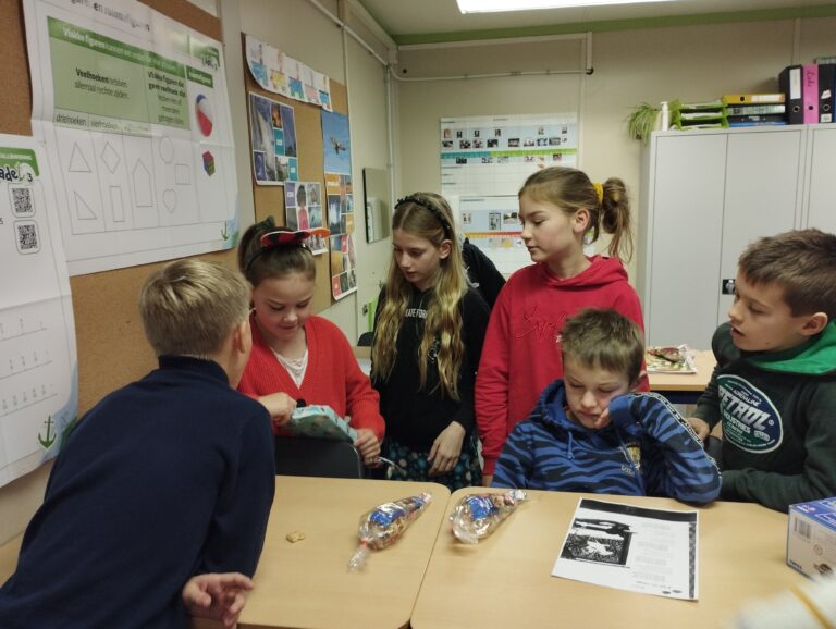 Sint en piet op bezoek in de klas (11)