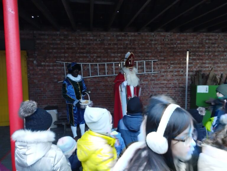 Sint en piet op bezoek in de klas (2)