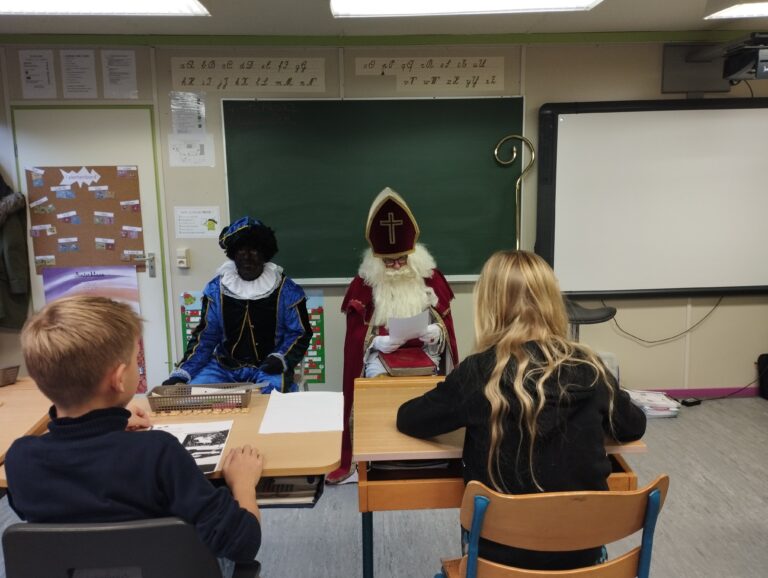 Sint en piet op bezoek in de klas (3)