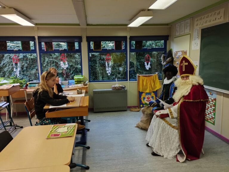 Sint en piet op bezoek in de klas (4)