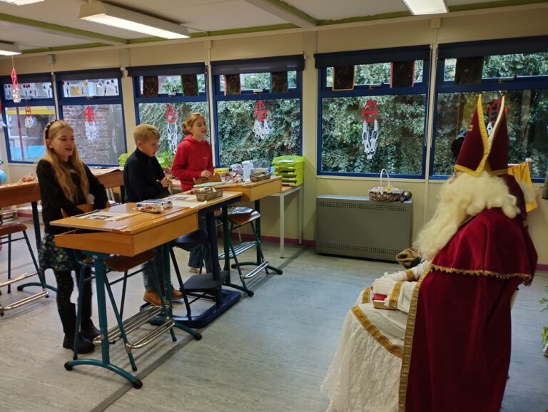 Sint en piet op bezoek in de klas (5)