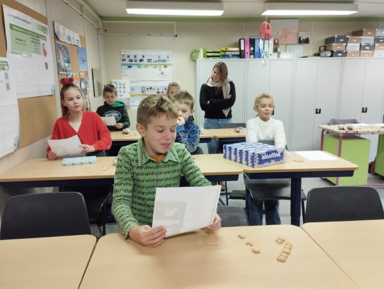 Sint en piet op bezoek in de klas (6)