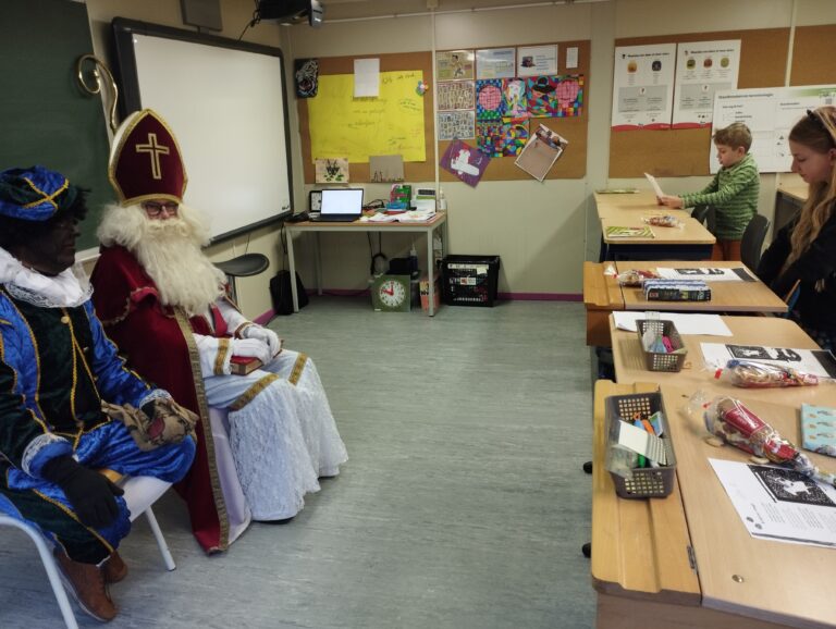 Sint en piet op bezoek in de klas (7)