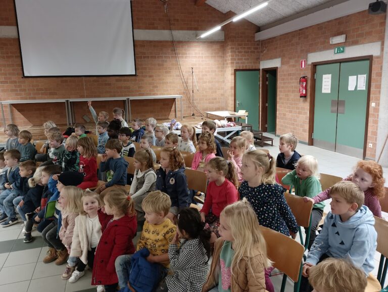 Poppenkast kijken met de kleuters over de herfst (1)