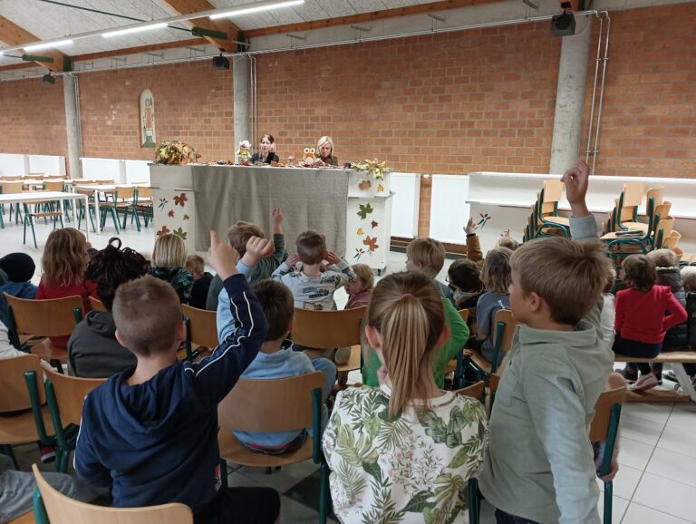 Poppenkast kijken met de kleuters over de herfst (2)