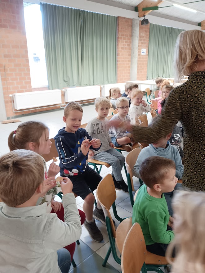 Poppenkast kijken met de kleuters over de herfst (4)