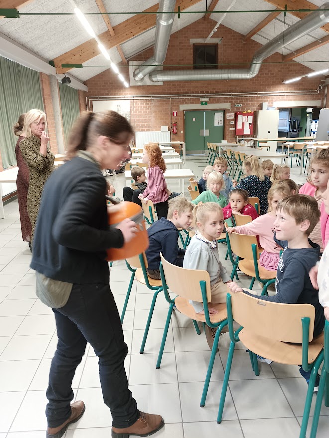 Poppenkast kijken met de kleuters over de herfst (5)