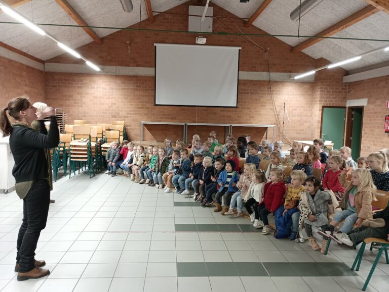 Poppenkast kijken met de kleuters over de herfst (6)